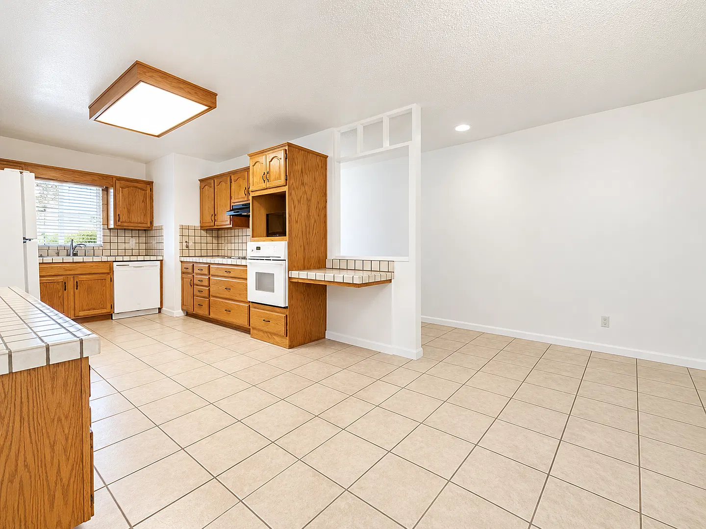 5 Bed 3 Bath Home Near Campus With A Private Pool! — Photo 4