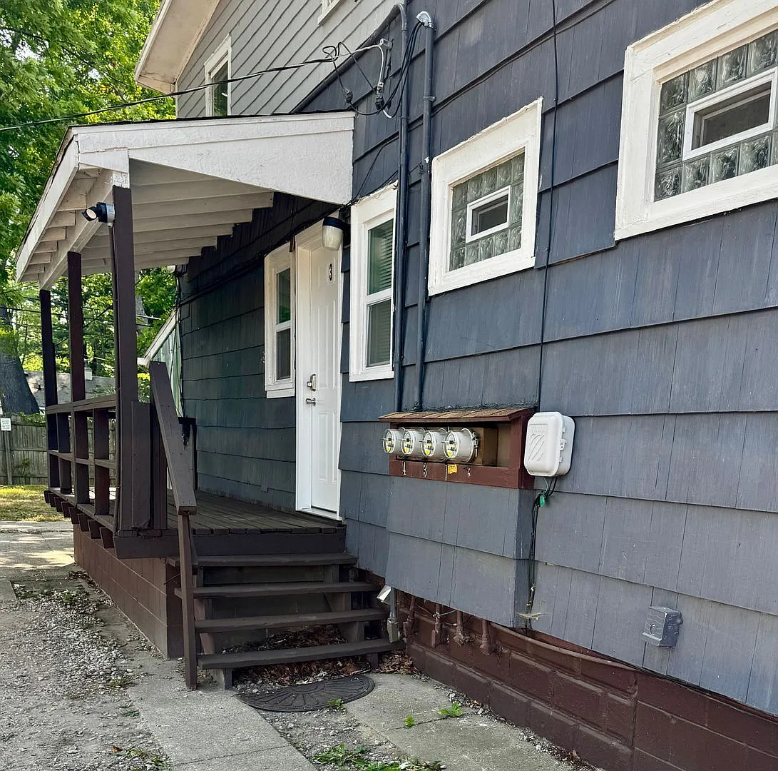 2 bed, 1.0 bath, $995 — Photo 2