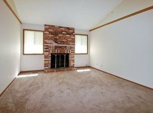 749 Bloomfield Ln, Aurora, IL 60504