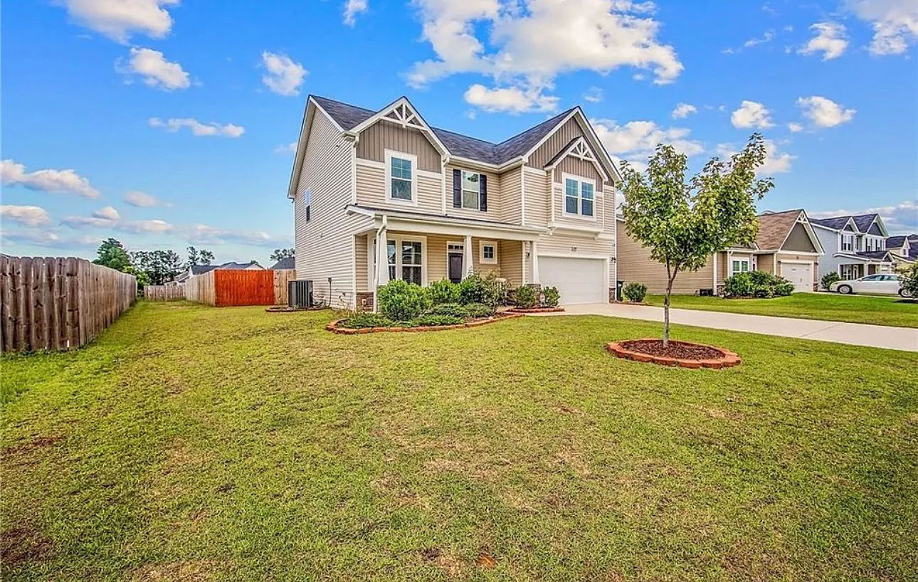 2209 Courtland Dr — Photo 2