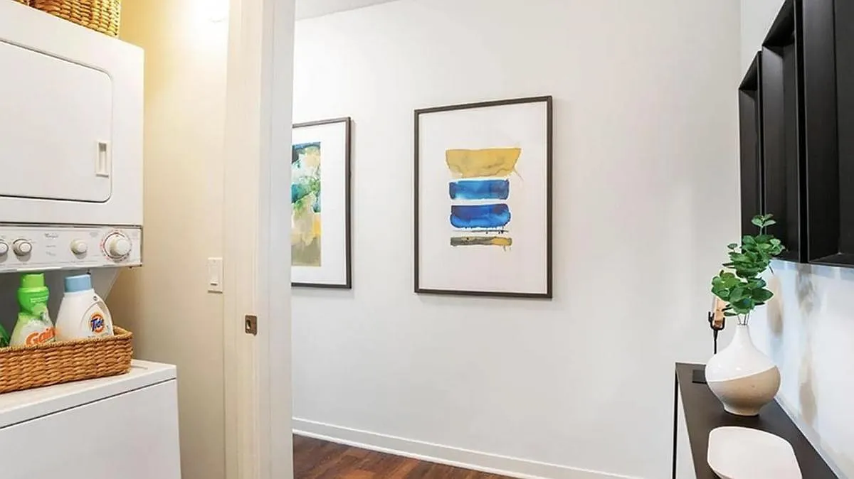 1 bed, 697 sqft, $2,871 — Photo 3