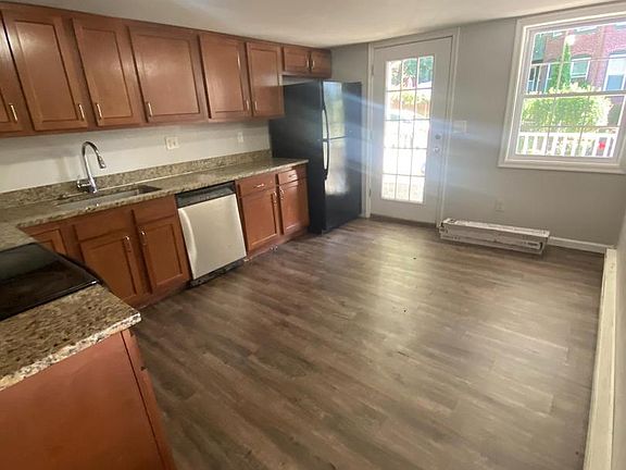 5th image of 652 Baker St