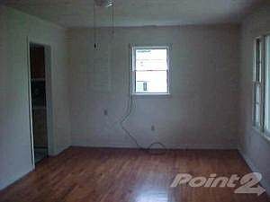 1630 Walnut Avenue living room