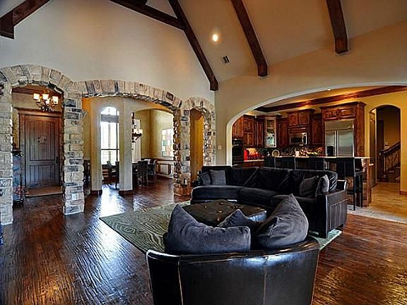 5th image of 7025 Heritage Oaks Dr