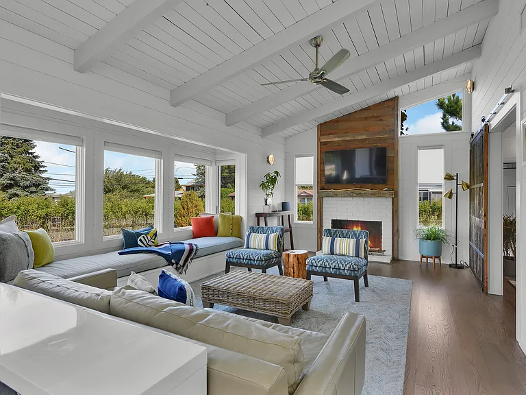 Pinetree Dr — Photo 1