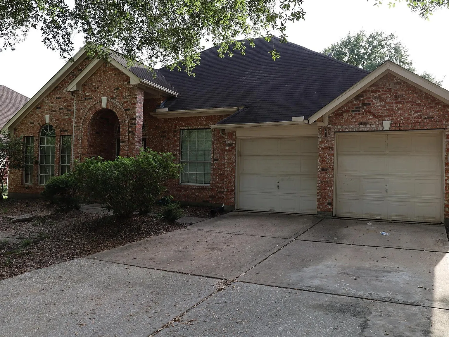 4 bed, 2.0 bath, 2638 sqft, $2,100 — Photo 2