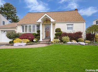36 Lewis Ln, Syosset, NY 11791