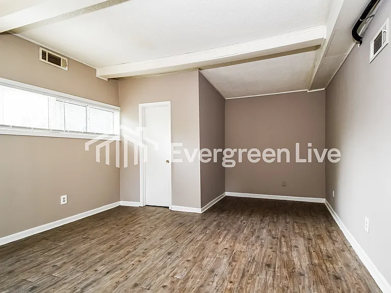 8256 Southaven Cir W — Photo 10