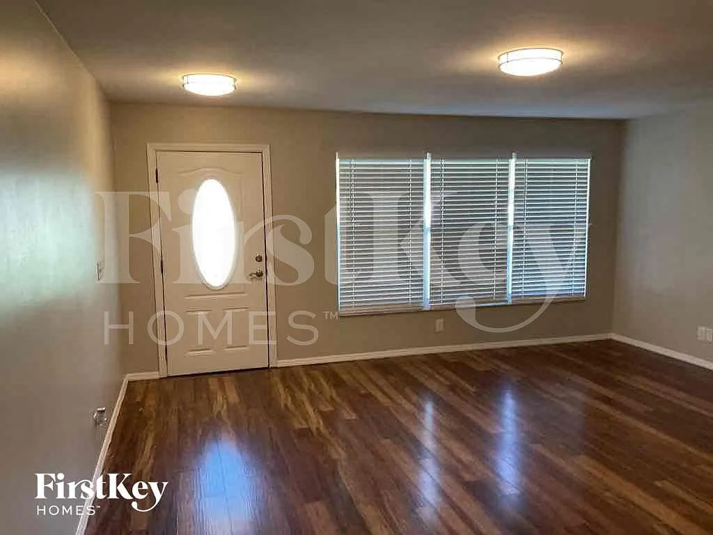 3 bed, 2.0 bath, 1486 sqft, $2,425 — Photo 2