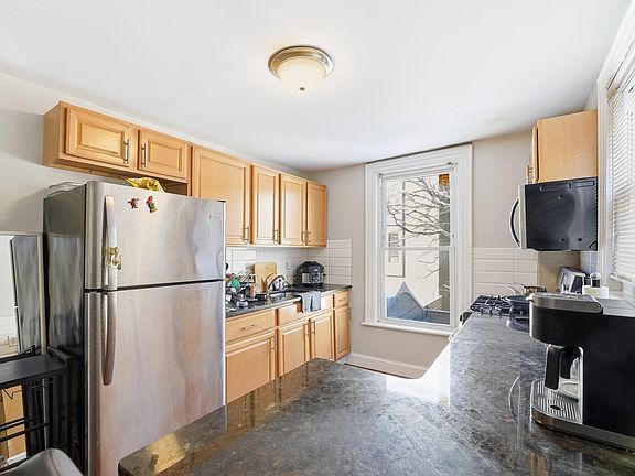 2nd image of 289 Whiton St #2