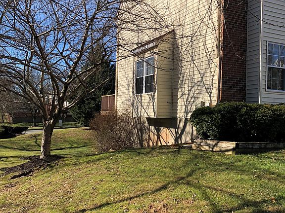 End of group, with side yard and side windows