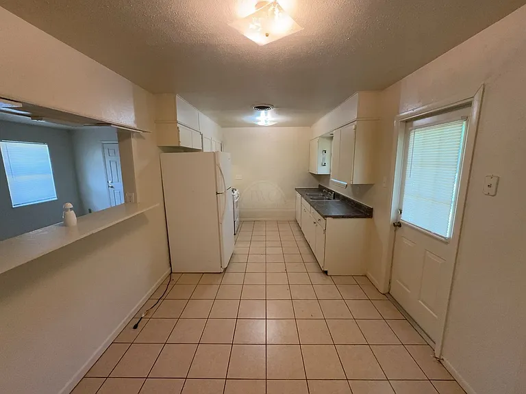 1214 Valentine St — Photo 4