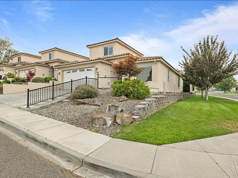 3 bed, 2.5 bath, 2660 sqft, $3,995 — Photo 2