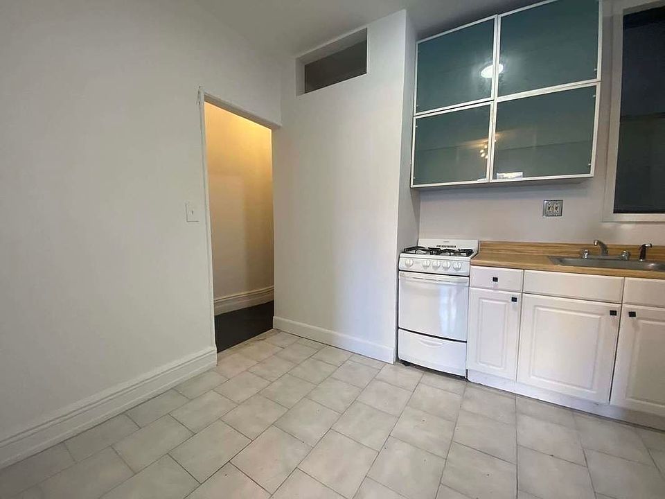 1st image of 428 W 47th St #W4