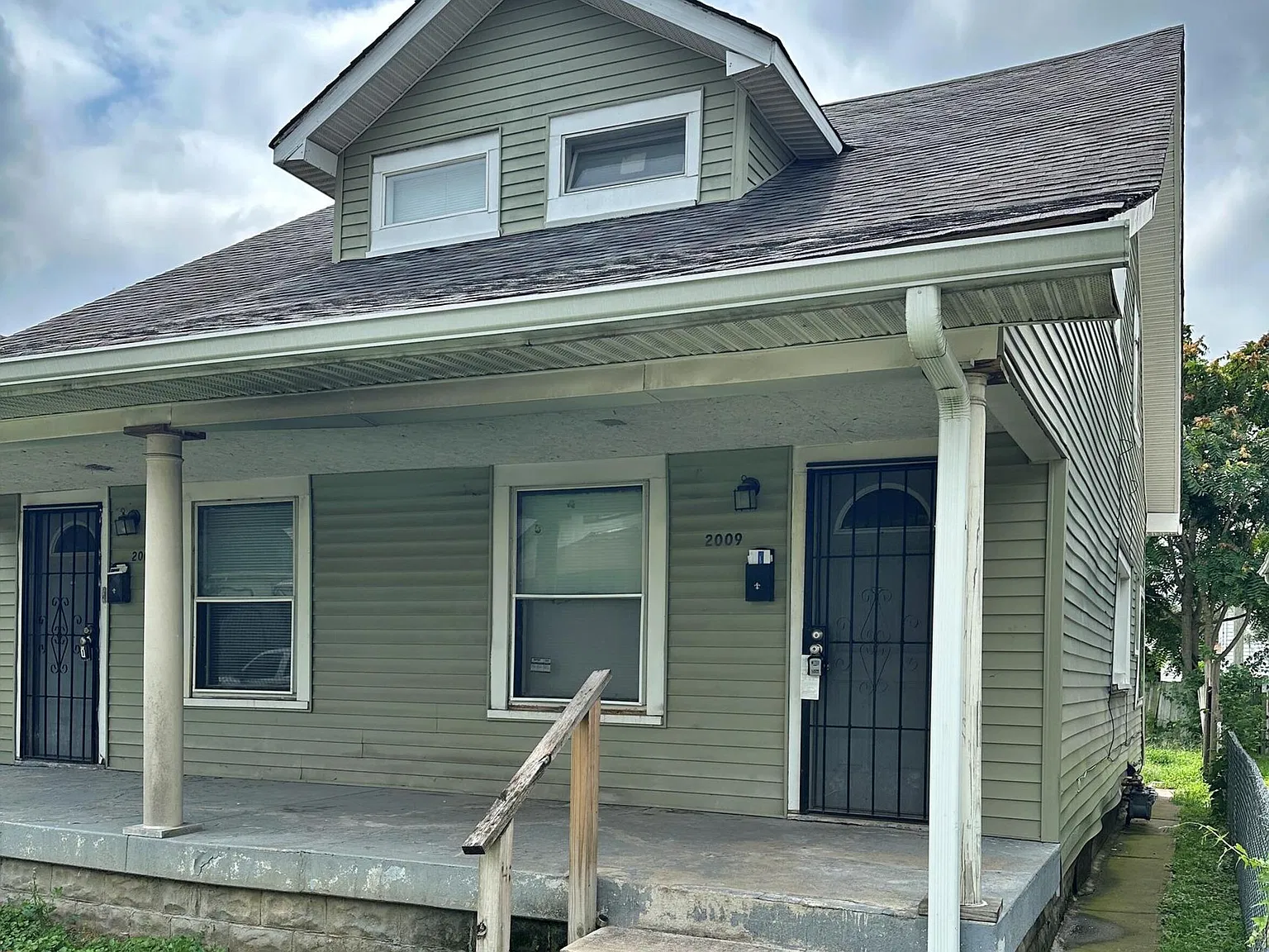 2 bed, 2.0 bath, 1113 sqft, $899 — Photo 2