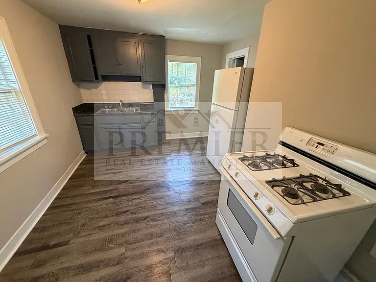 1611 S Northern Blvd #B — Photo 1