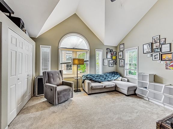 5th image of 1151 W Roscoe St #1151