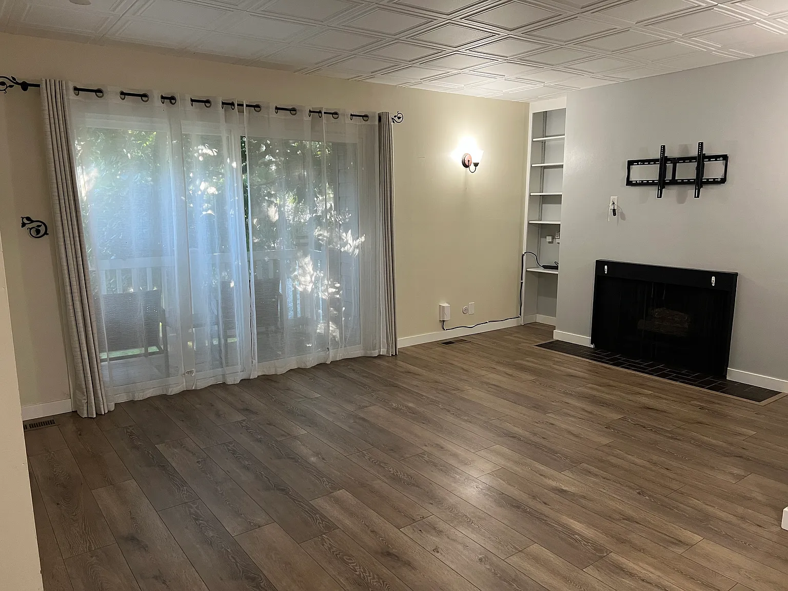 3 bed, 1042 sqft, $2,200 — Photo 2