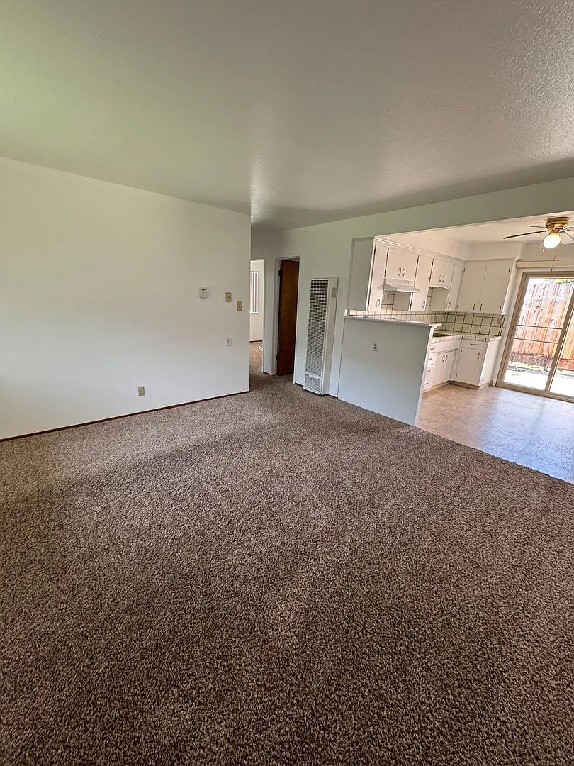 Hutchins 623 S — Photo 2