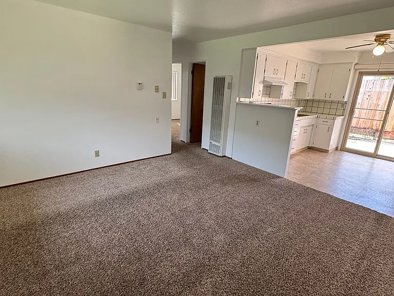 Hutchins 623 S — Photo 2