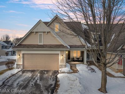 8222 Sequoia Ln, White Lake, MI, 48386