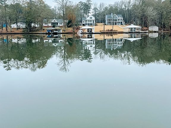 3rd image of 225 Pinewood Dr SE