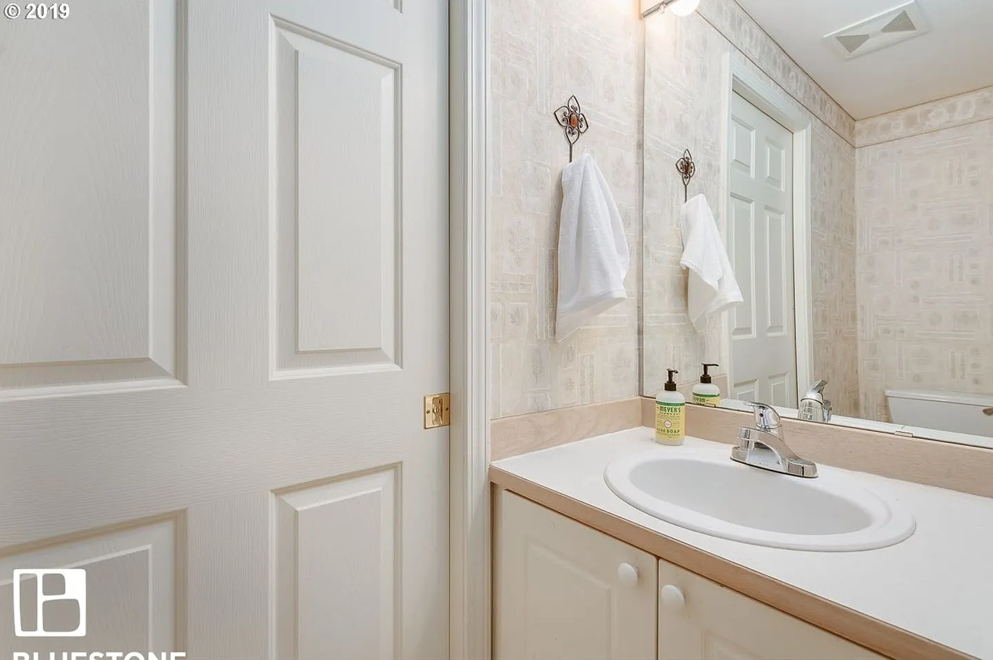 Updated 3-Bedroom Condo Near Progress Ridge coming soon! — Photo 2