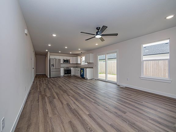 4th image of 823 Myra St