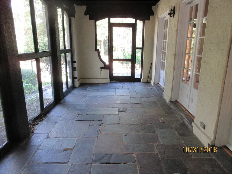 70 N Monterey St — Photo 10