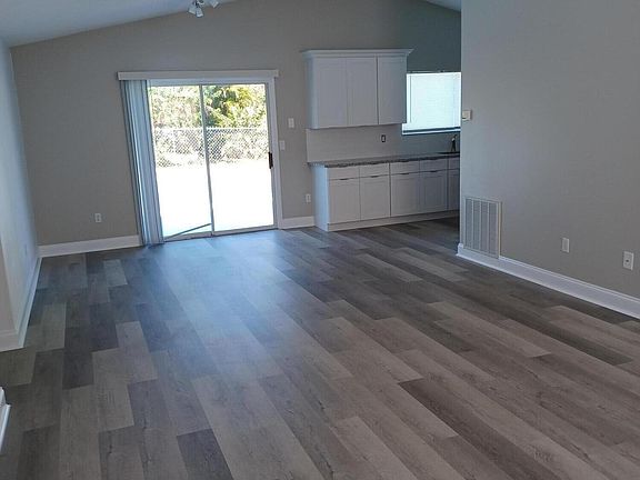 3rd image of 551 Londonderry Cir SE