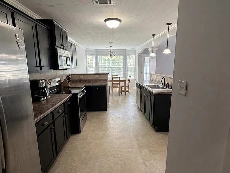 4136 Pullman Cir — Photo 2