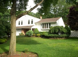 167 Ivanhoe Dr, Paramus, NJ 07652