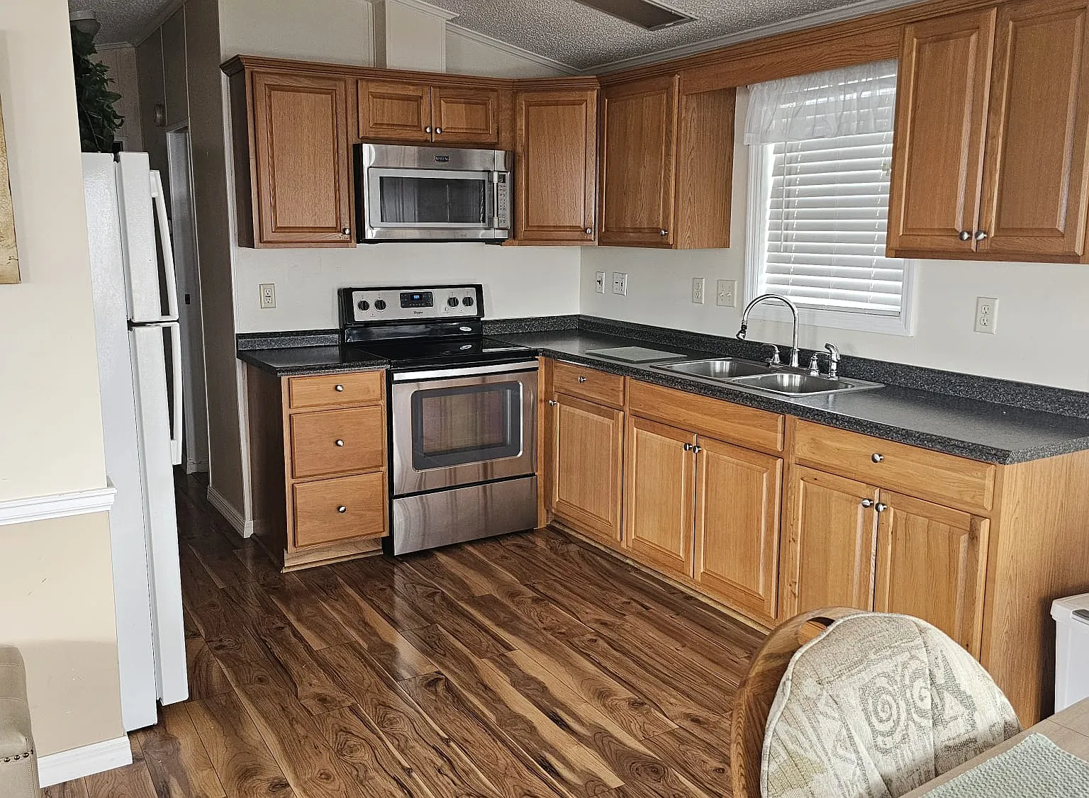 2 bed, 1.5 bath, 880 sqft, $1,300 — Photo 4