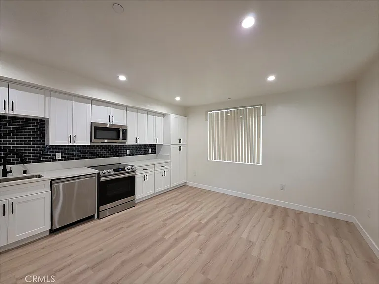14618 Sylvan St — Photo 4