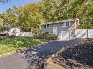 7 Deer Ln, East Setauket, NY 11733