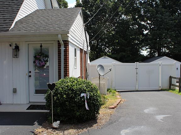 3rd image of 44 Oakdale Cir