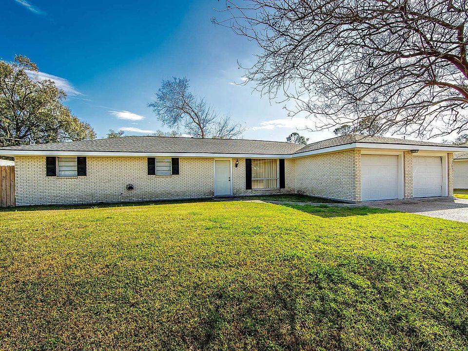 1st image of 305 Wildwood Dr