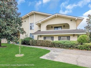 38 Old Farm Rd, Oakhurst, NJ 07755