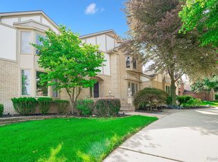 1819 White Water Dr, Rochester Hills, MI 48309
