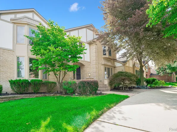 1819 White Water Dr, Rochester Hills, MI 48309
