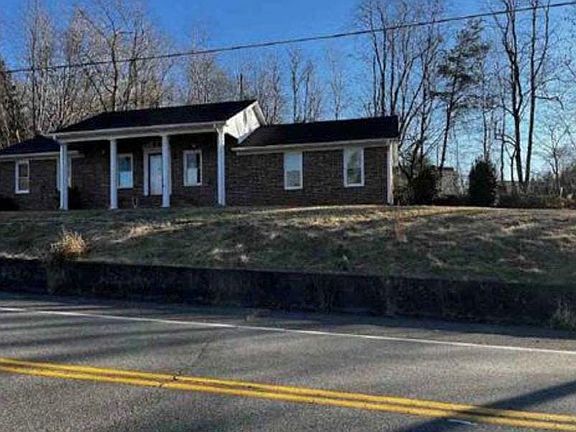 3rd image of 742 Spring Rd