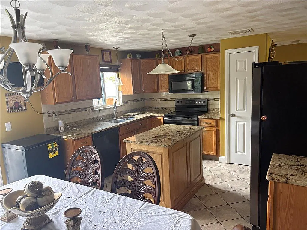 4 bed, 2.5 bath, 1952 sqft, $3,600 — Photo 3