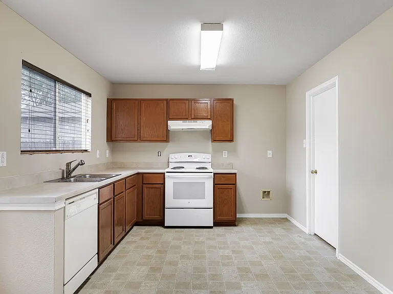210 Birchwood Bay — Photo 9