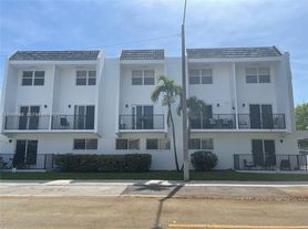 1025 SW 6th Ave, Miami, FL