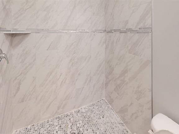 188-Bartholdi-Unit-1-Bathroom