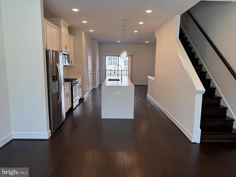 115 Dickenson Dr — Photo 3