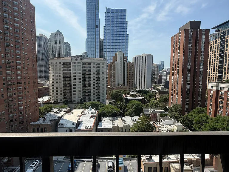 33 W Delaware Pl #14C — Photo 2