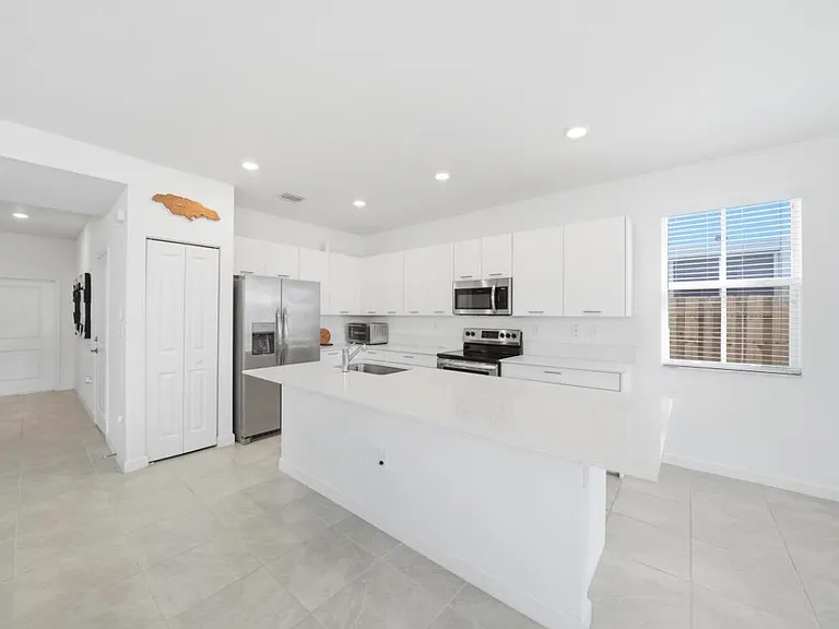 2324 NW 130th Ter — Photo 4
