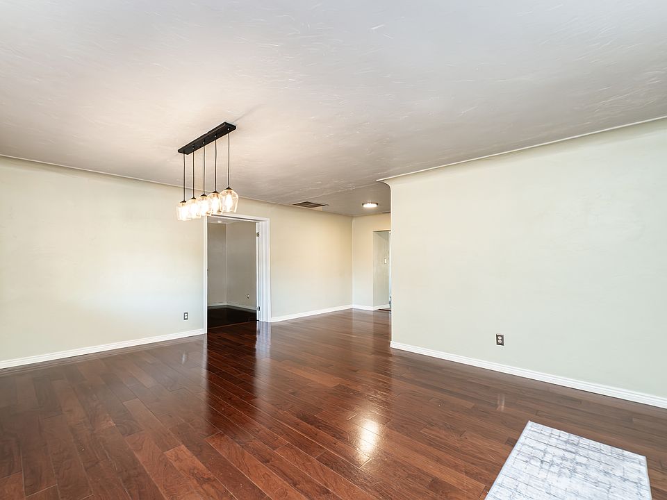 1st image of 2827 E La Cienega Pl