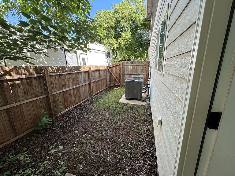 148 NE 15th St — Photo 31